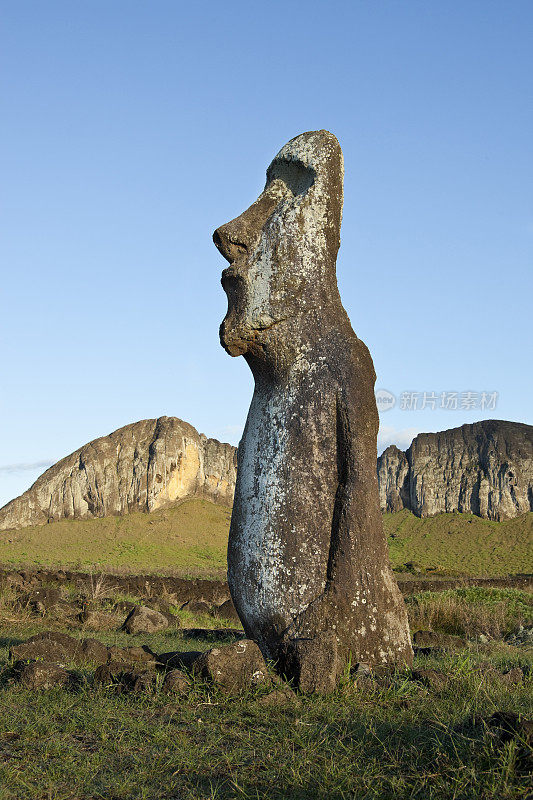Rano Raraku复活节岛上摩埃石像上的蓝天